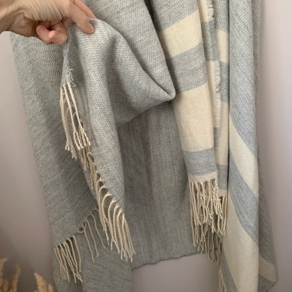 🧁HostPick🧁Grey&Cream Fringe Vest/Shawl One Size - Picture 4 of 7